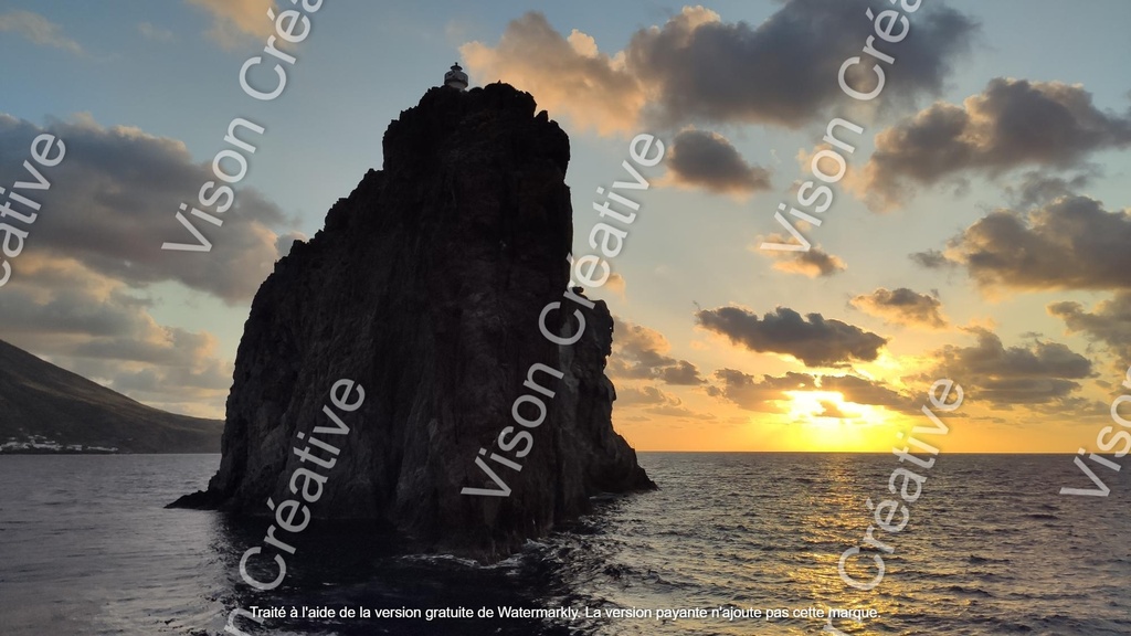 Île à côté du Stromboli